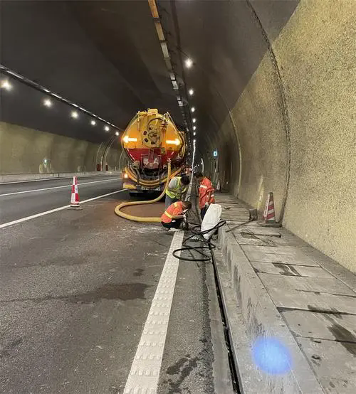 陆丰隧道排水渠清淤